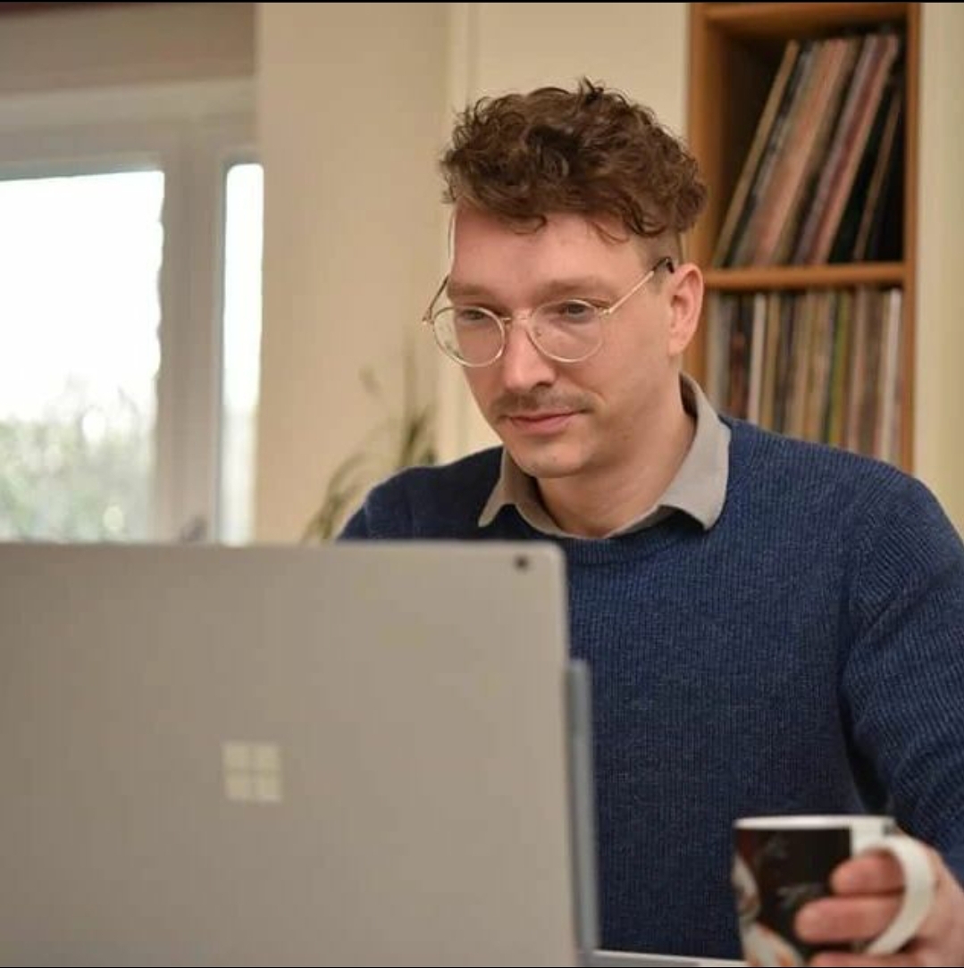 Auf dem Bild sieht man Denis Sonne an einem Notebook arbeiten.