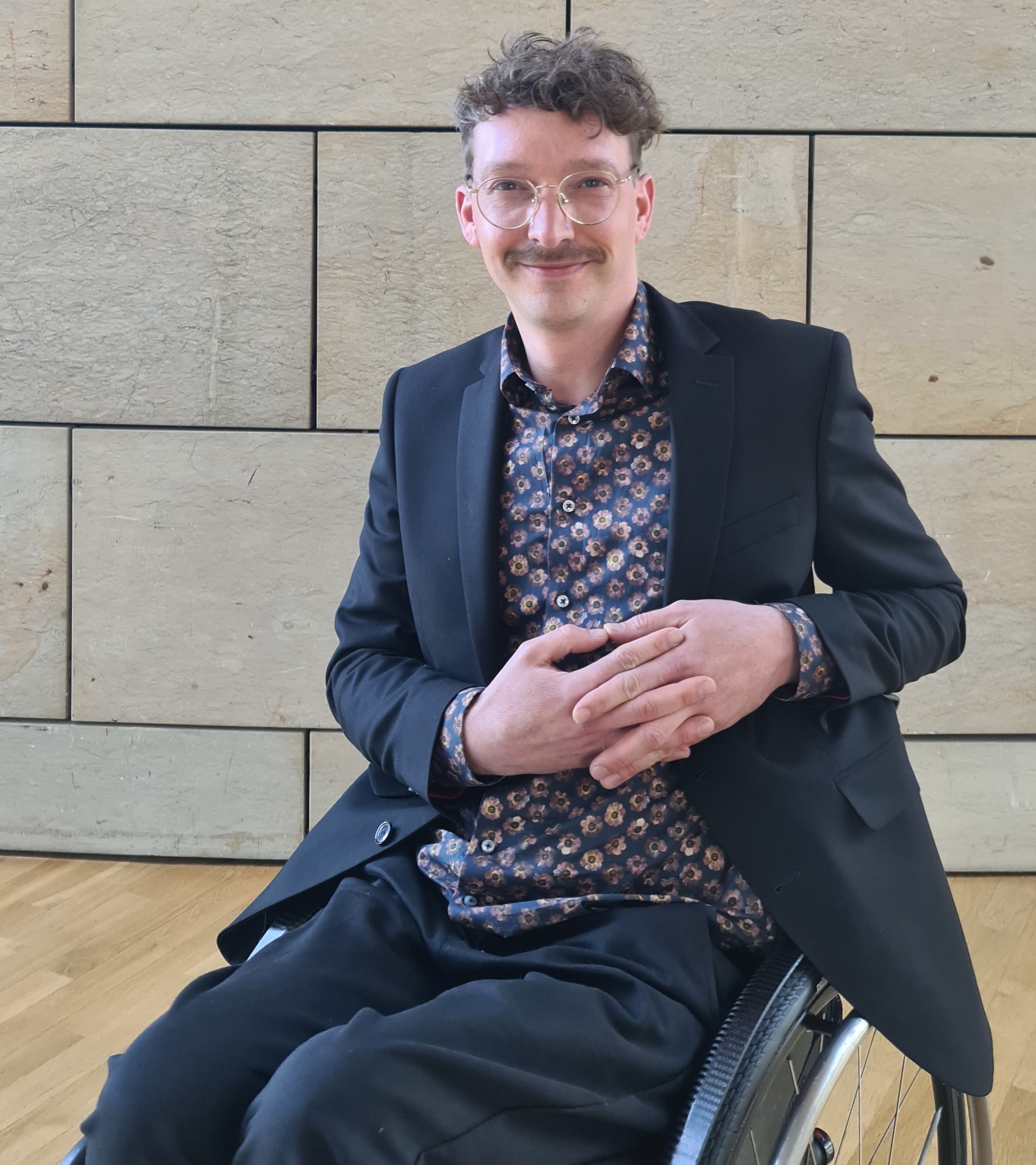 Auf dem Bild sieht man Dennis Sonne im Foyer des Landtags.